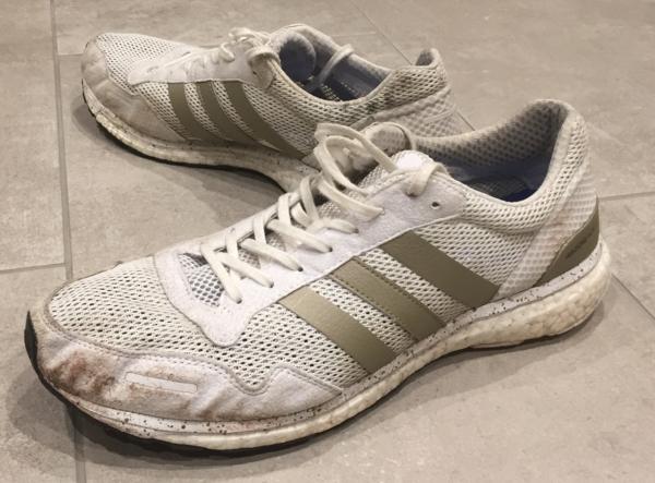 Adidas Adizero Adios   нейтральная обувь;  они очень легкие с тонкой амортизацией   для бега по дороге   и мчится до марафона